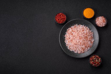 Yemek olarak tuz pembesi Himalaya kristalleri, banyo ya da aromaterapi için. Tasarımınız için gıda arkaplanı olarak pembe tuz
