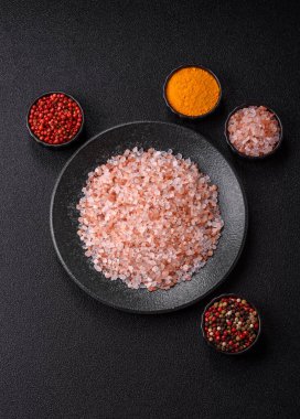 Yemek olarak tuz pembesi Himalaya kristalleri, banyo ya da aromaterapi için. Tasarımınız için gıda arkaplanı olarak pembe tuz