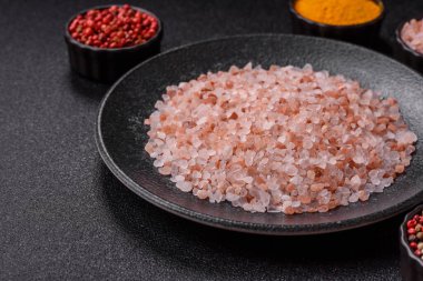 Yemek olarak tuz pembesi Himalaya kristalleri, banyo ya da aromaterapi için. Tasarımınız için gıda arkaplanı olarak pembe tuz