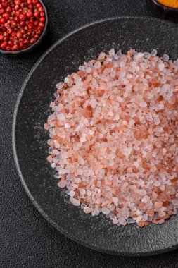 Yemek olarak tuz pembesi Himalaya kristalleri, banyo ya da aromaterapi için. Tasarımınız için gıda arkaplanı olarak pembe tuz