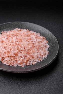 Yemek olarak tuz pembesi Himalaya kristalleri, banyo ya da aromaterapi için. Tasarımınız için gıda arkaplanı olarak pembe tuz