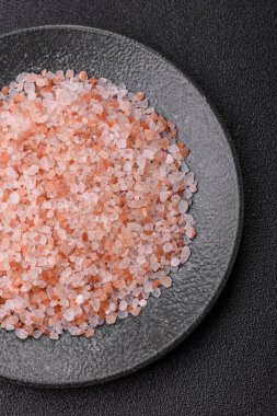Yemek olarak tuz pembesi Himalaya kristalleri, banyo ya da aromaterapi için. Tasarımınız için gıda arkaplanı olarak pembe tuz