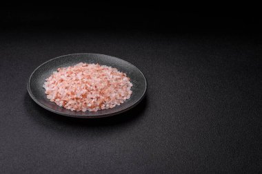 Yemek olarak tuz pembesi Himalaya kristalleri, banyo ya da aromaterapi için. Tasarımınız için gıda arkaplanı olarak pembe tuz