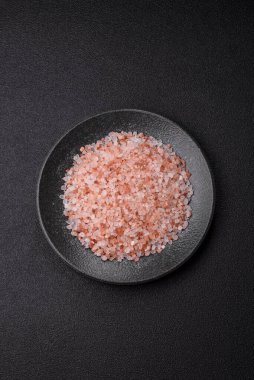 Yemek olarak tuz pembesi Himalaya kristalleri, banyo ya da aromaterapi için. Tasarımınız için gıda arkaplanı olarak pembe tuz