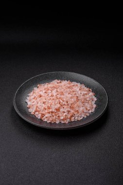 Yemek olarak tuz pembesi Himalaya kristalleri, banyo ya da aromaterapi için. Tasarımınız için gıda arkaplanı olarak pembe tuz