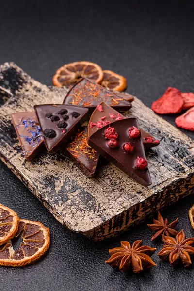 Çilekli, meyveli, lezzetli şekerli çikolatalı ev yapımı. Çikolatayı gıda arka planı olarak kullan