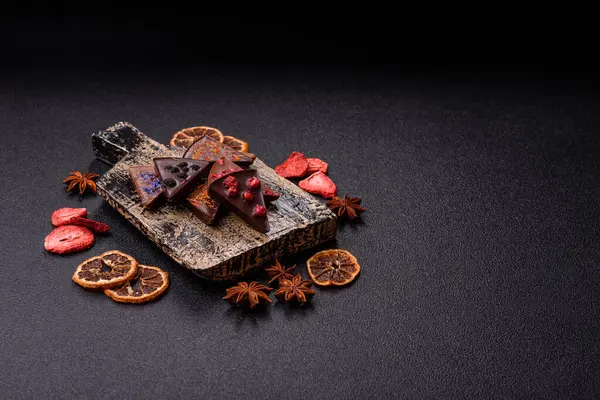 Çilekli, meyveli, lezzetli şekerli çikolatalı ev yapımı. Çikolatayı gıda arka planı olarak kullan