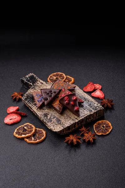 Çilekli, meyveli, lezzetli şekerli çikolatalı ev yapımı. Çikolatayı gıda arka planı olarak kullan