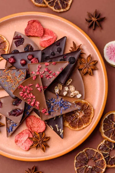 Çilekli, meyveli, lezzetli şekerli çikolatalı ev yapımı. Çikolatayı gıda arka planı olarak kullan