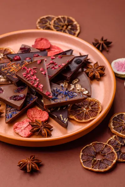 Çilekli, meyveli, lezzetli şekerli çikolatalı ev yapımı. Çikolatayı gıda arka planı olarak kullan