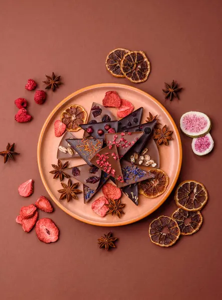 Çilekli, meyveli, lezzetli şekerli çikolatalı ev yapımı. Çikolatayı gıda arka planı olarak kullan