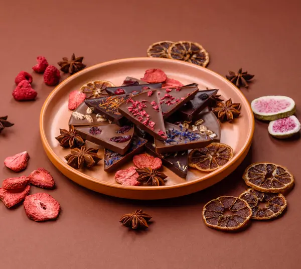 Çilekli, meyveli, lezzetli şekerli çikolatalı ev yapımı. Çikolatayı gıda arka planı olarak kullan