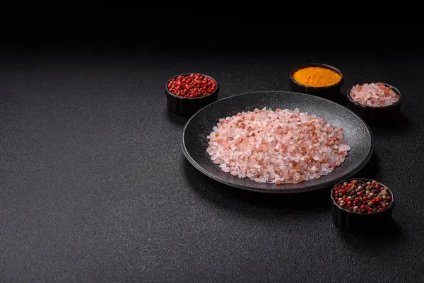 Yemek olarak tuz pembesi Himalaya kristalleri, banyo ya da aromaterapi için. Tasarımınız için gıda arkaplanı olarak pembe tuz