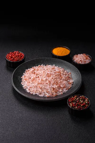 Yemek olarak tuz pembesi Himalaya kristalleri, banyo ya da aromaterapi için. Tasarımınız için gıda arkaplanı olarak pembe tuz