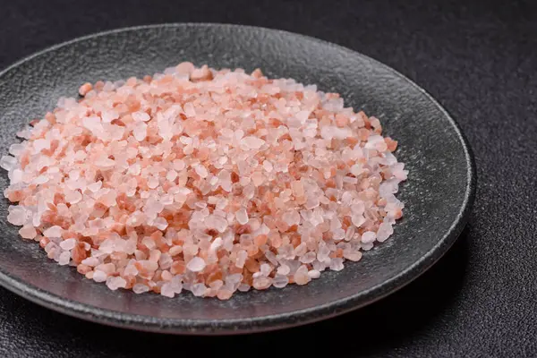 Yemek olarak tuz pembesi Himalaya kristalleri, banyo ya da aromaterapi için. Tasarımınız için gıda arkaplanı olarak pembe tuz