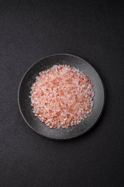 Yemek olarak tuz pembesi Himalaya kristalleri, banyo ya da aromaterapi için. Tasarımınız için gıda arkaplanı olarak pembe tuz