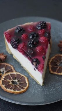 Turta, ahududu, böğürtlen ve mascarpone peynirli cheesecake. Bir parça peynirli kek, çilekli tatlı.