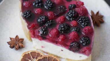 Turta, ahududu, böğürtlen ve mascarpone peynirli cheesecake. Bir parça peynirli kek, çilekli tatlı.