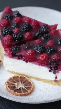 Turta, ahududu, böğürtlen ve mascarpone peynirli cheesecake. Bir parça peynirli kek, çilekli tatlı.