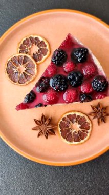 Turta, ahududu, böğürtlen ve mascarpone peynirli cheesecake. Bir parça peynirli kek, çilekli tatlı.