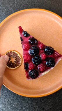 Turta, ahududu, böğürtlen ve mascarpone peynirli cheesecake. Bir parça peynirli kek, çilekli tatlı.