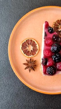 Turta, ahududu, böğürtlen ve mascarpone peynirli cheesecake. Bir parça peynirli kek, çilekli tatlı.