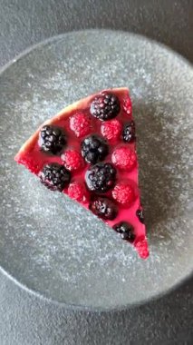 Turta, ahududu, böğürtlen ve mascarpone peynirli cheesecake. Bir parça peynirli kek, çilekli tatlı.