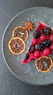 Turta, ahududu, böğürtlen ve mascarpone peynirli cheesecake. Bir parça peynirli kek, çilekli tatlı.