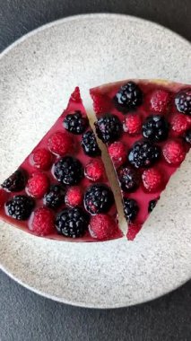 Turta, ahududu, böğürtlen ve mascarpone peynirli cheesecake. Bir parça peynirli kek, çilekli tatlı.