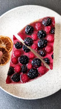 Turta, ahududu, böğürtlen ve mascarpone peynirli cheesecake. Bir parça peynirli kek, çilekli tatlı.