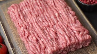 Çiğ et, pirzola ya da köfte yapmak için malzeme. Geçmişin için çiğ et.