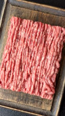 Çiğ et, pirzola ya da köfte yapmak için malzeme. Geçmişin için çiğ et.