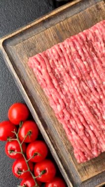 Çiğ et, pirzola ya da köfte yapmak için malzeme. Geçmişin için çiğ et.