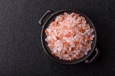 Yemek olarak tuz pembesi Himalaya kristalleri, banyo ya da aromaterapi için. Tasarımınız için gıda arkaplanı olarak pembe tuz
