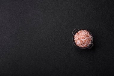 Yemek olarak tuz pembesi Himalaya kristalleri, banyo ya da aromaterapi için. Tasarımınız için gıda arkaplanı olarak pembe tuz