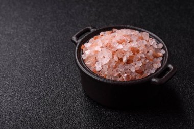 Yemek olarak tuz pembesi Himalaya kristalleri, banyo ya da aromaterapi için. Tasarımınız için gıda arkaplanı olarak pembe tuz