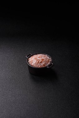 Yemek olarak tuz pembesi Himalaya kristalleri, banyo ya da aromaterapi için. Tasarımınız için gıda arkaplanı olarak pembe tuz