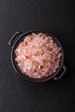 Yemek olarak tuz pembesi Himalaya kristalleri, banyo ya da aromaterapi için. Tasarımınız için gıda arkaplanı olarak pembe tuz