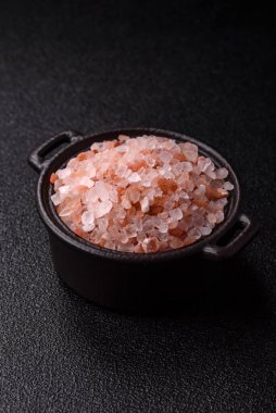 Yemek olarak tuz pembesi Himalaya kristalleri, banyo ya da aromaterapi için. Tasarımınız için gıda arkaplanı olarak pembe tuz