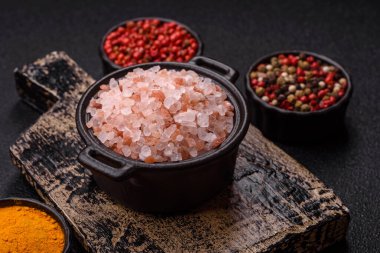 Yemek olarak tuz pembesi Himalaya kristalleri, banyo ya da aromaterapi için. Tasarımınız için gıda arkaplanı olarak pembe tuz