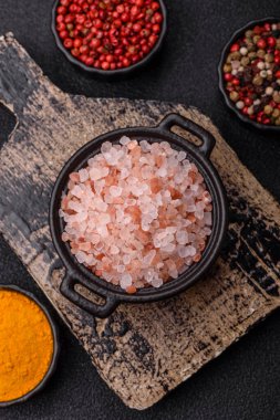 Yemek olarak tuz pembesi Himalaya kristalleri, banyo ya da aromaterapi için. Tasarımınız için gıda arkaplanı olarak pembe tuz
