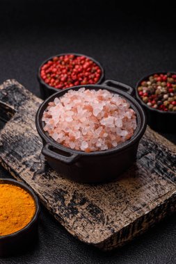 Yemek olarak tuz pembesi Himalaya kristalleri, banyo ya da aromaterapi için. Tasarımınız için gıda arkaplanı olarak pembe tuz