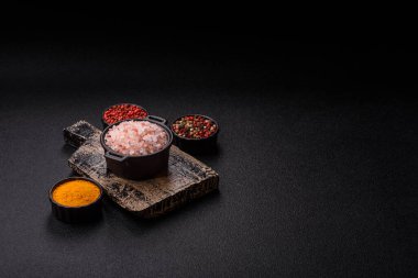 Yemek olarak tuz pembesi Himalaya kristalleri, banyo ya da aromaterapi için. Tasarımınız için gıda arkaplanı olarak pembe tuz