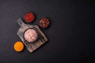 Yemek olarak tuz pembesi Himalaya kristalleri, banyo ya da aromaterapi için. Tasarımınız için gıda arkaplanı olarak pembe tuz