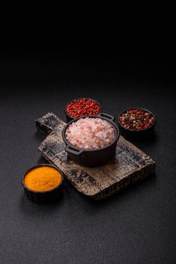 Yemek olarak tuz pembesi Himalaya kristalleri, banyo ya da aromaterapi için. Tasarımınız için gıda arkaplanı olarak pembe tuz