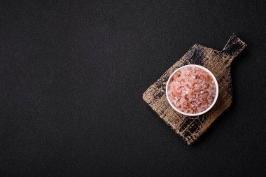Yemek olarak tuz pembesi Himalaya kristalleri, banyo ya da aromaterapi için. Tasarımınız için gıda arkaplanı olarak pembe tuz