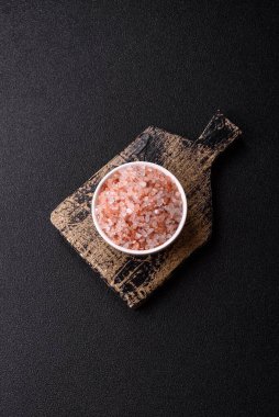 Yemek olarak tuz pembesi Himalaya kristalleri, banyo ya da aromaterapi için. Tasarımınız için gıda arkaplanı olarak pembe tuz