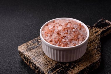 Yemek olarak tuz pembesi Himalaya kristalleri, banyo ya da aromaterapi için. Tasarımınız için gıda arkaplanı olarak pembe tuz