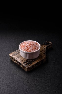 Yemek olarak tuz pembesi Himalaya kristalleri, banyo ya da aromaterapi için. Tasarımınız için gıda arkaplanı olarak pembe tuz