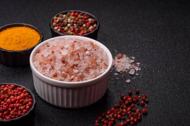Yemek olarak tuz pembesi Himalaya kristalleri, banyo ya da aromaterapi için. Tasarımınız için gıda arkaplanı olarak pembe tuz